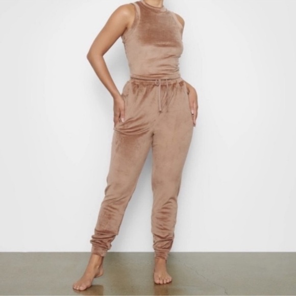 SKIMS NWT‎ Velour Joggers in Gold Size 4XL - Picture 1 of 8